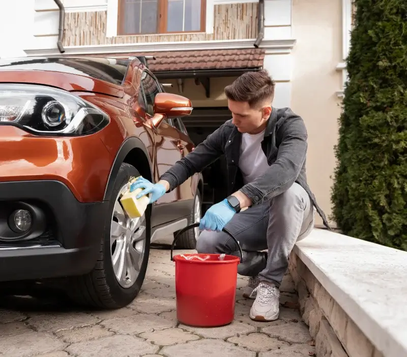 Lavage auto à domicile Puyravault : professionnel intervenant sur un véhicule